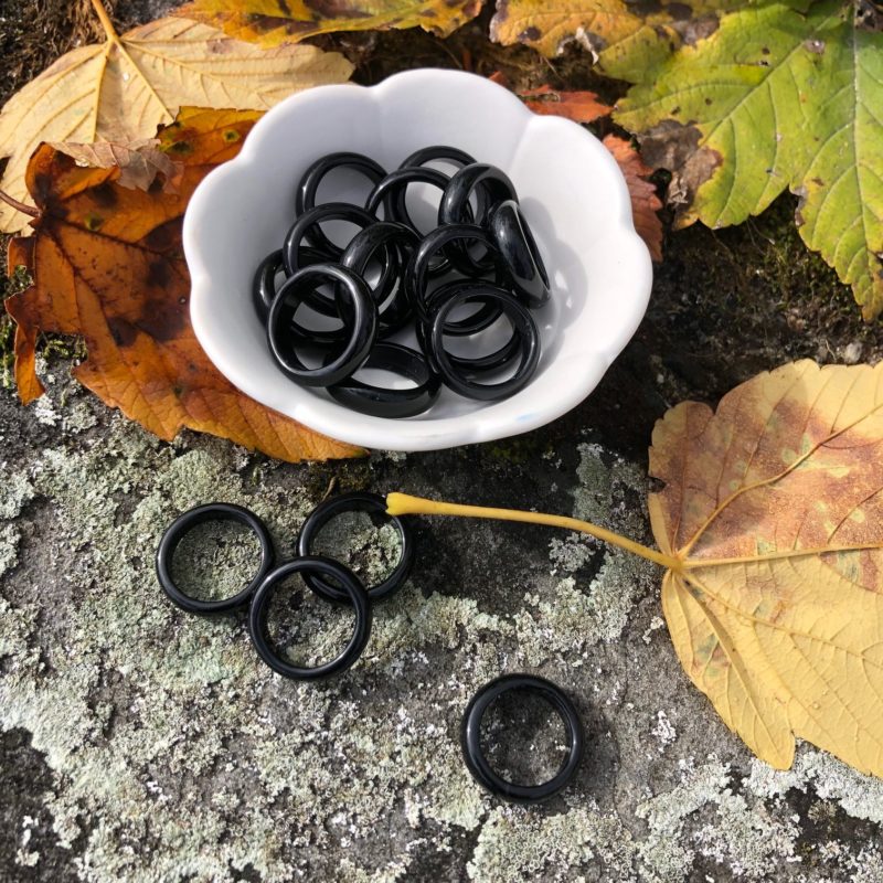 Bague "All Black" Cette bague est en agate noire, taille unique environ 18 mm. Elle peut également se porte en anneau sur un collier. Comme toutes les pierres noires, elle aurait des vertus protectrice. 
