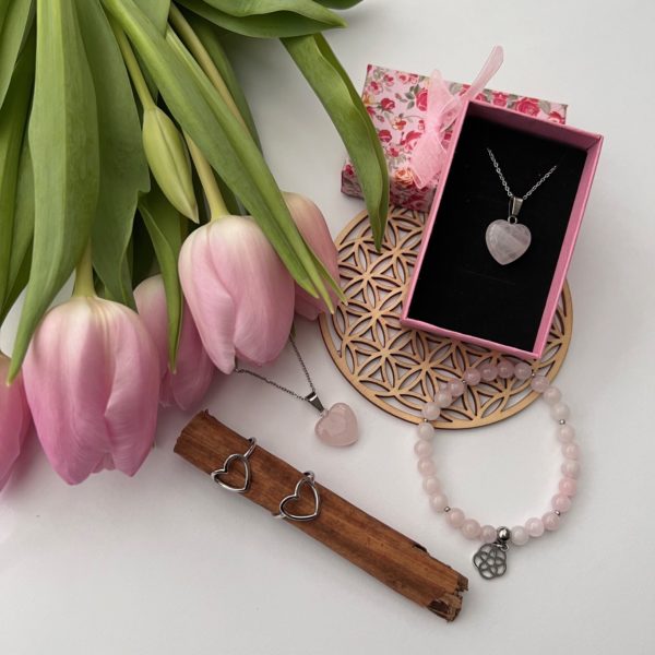 pendentif et bracelet en pierres naturelles quartz rose amour douceur bague acier inox coeur tulipes roses