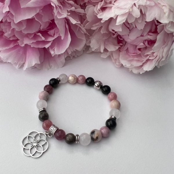 bracelet fait main en pierres naturelles de tourmaline noire et tourmaline rose avec une breloque graine de vie