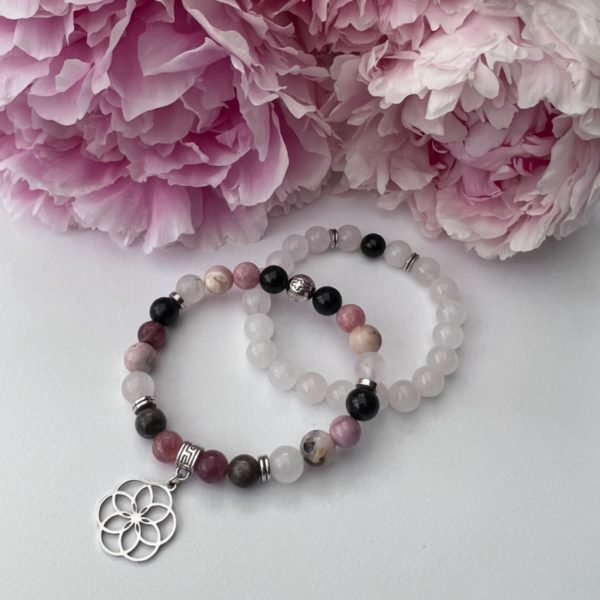 bracelet fait main en pierres naturelles de tourmaline noire et tourmaline rose avec une breloque graine de vie