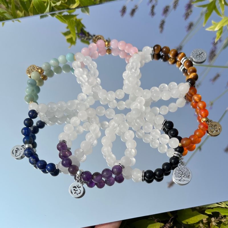bracelet en pierre naturelle cristal de roche et pierre liée à chaque chakra fabriqué à la main en Suisse par Eklyps