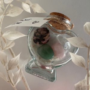 pierres naturelles chakra coeur quartz rose aventurine verte rhodonite pierre de lune fleur de vie fiole magique