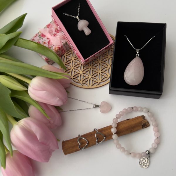 pendentif en pierres naturelles de quartz rose avec bracelet et bague sympbole en acier inox tulipes roses