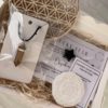 coffret good vibes avec pierres naturelles, fleur de vie, fleurs, collier ou bracelet ou fiole ou bougie