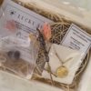 coffret good vibes avec pierres naturelles, fleur de vie, fleurs, collier ou bracelet ou fiole ou bougie