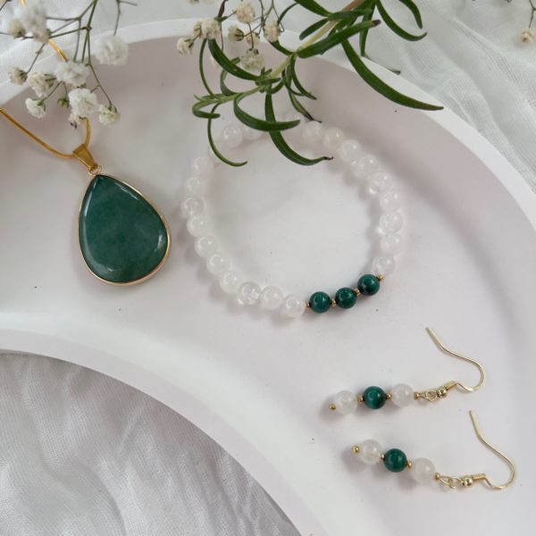 Bracelet "Evergreen white" - perles 8 mm Ce bracelet est composé de perles de pierres naturelles de cristal de roche et de malachite. Il t'apporte luminosité et éclaire ton chemin, il renforce ta confiance et ta persuasion et s'avère un soutien précieux dans les phases de transformation.