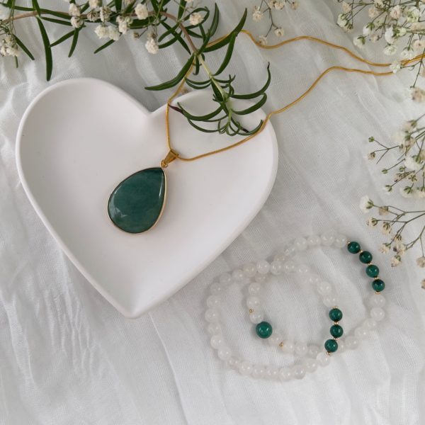 Bracelet "Evergreen white" - perles 8 mm Ce bracelet est composé de perles de pierres naturelles de cristal de roche et de malachite. Il t'apporte luminosité et éclaire ton chemin, il renforce ta confiance et ta persuasion et s'avère un soutien précieux dans les phases de transformation.