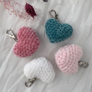 coeur en crochet porte-clés crochetés à la main fils chenille créateur suisse