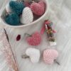 coeur en crochet porte-clés crochetés à la main fils chenille créateur suisse